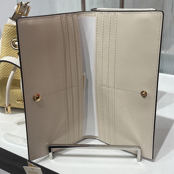 MICHAEL KORS
Reed Large Snap Signature Wallet
35S3G6RE3B
Lt Cream Multi
NWT - Picture 8 of 16